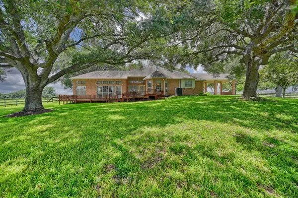 1552 Holub RD, Schulenburg, TX 78956