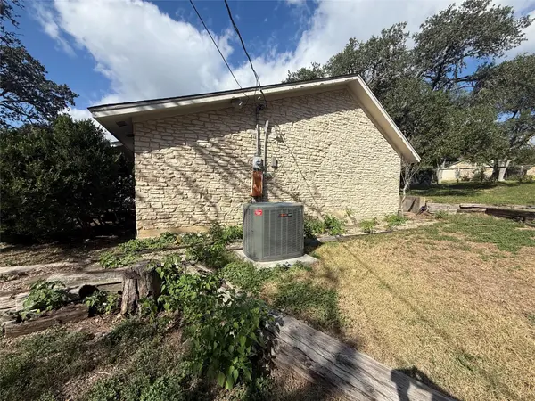 900 Dove DR, Manchaca, TX 78652
