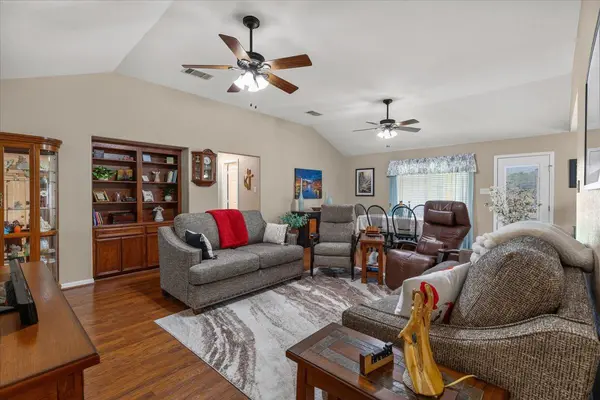 805 Craddock CT, Smithville, TX 78957