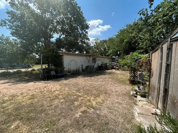 105 Elizabeth DR, Spicewood, TX 78669