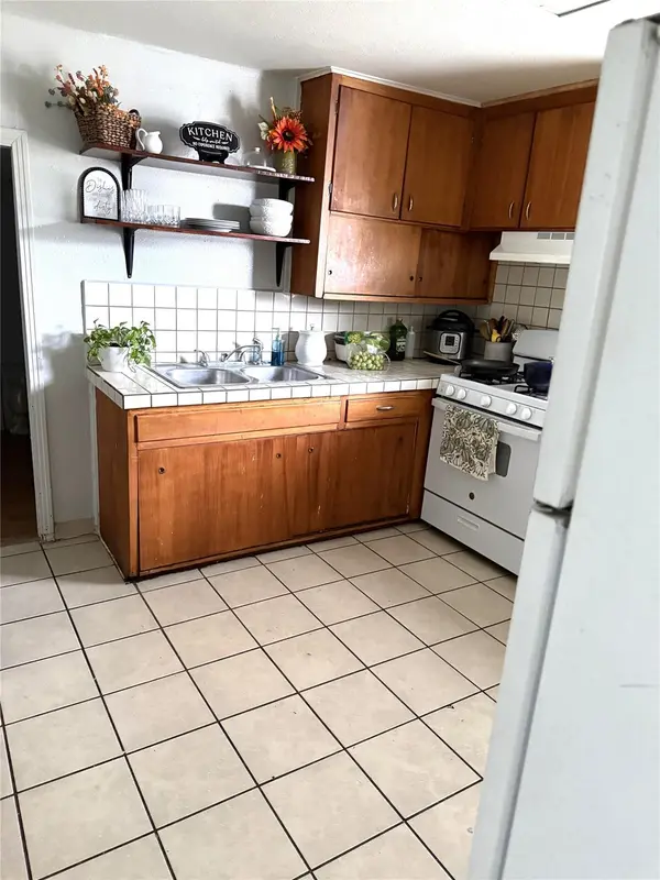 621 S Commerce ST, Lockhart, TX 78644