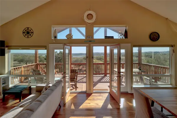 1748 Lakeshore DR, Canyon Lake, TX 78133
