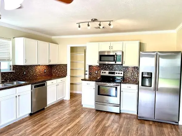731 Abundance LN, Kyle, TX 78640