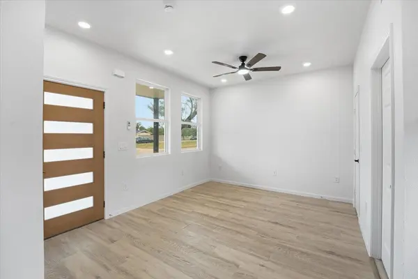 140 Lobo LN, Cedar Creek, TX 78612