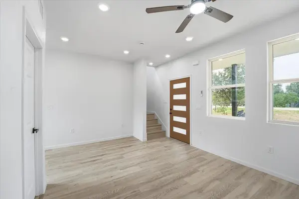 140 Lobo LN, Cedar Creek, TX 78612