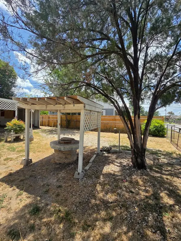 505 1/2 S Main ST S, Lampasas, TX 76550