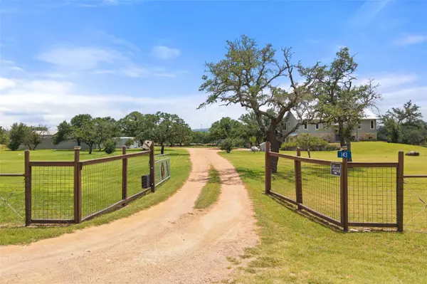 143 Oak LN, Johnson City, TX 78636