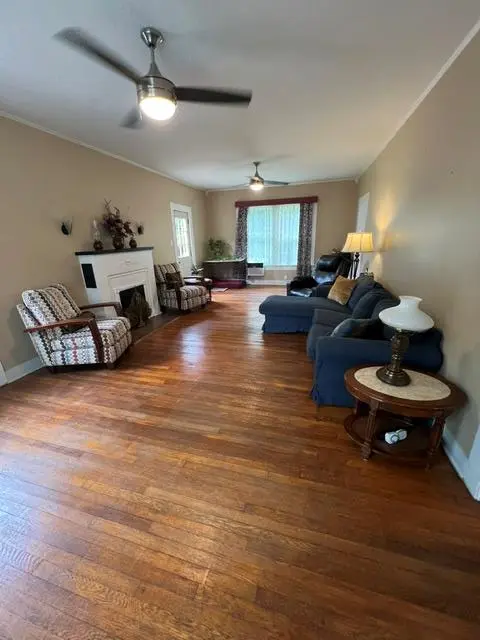 215 W 7th ST, Taylor, TX 76574
