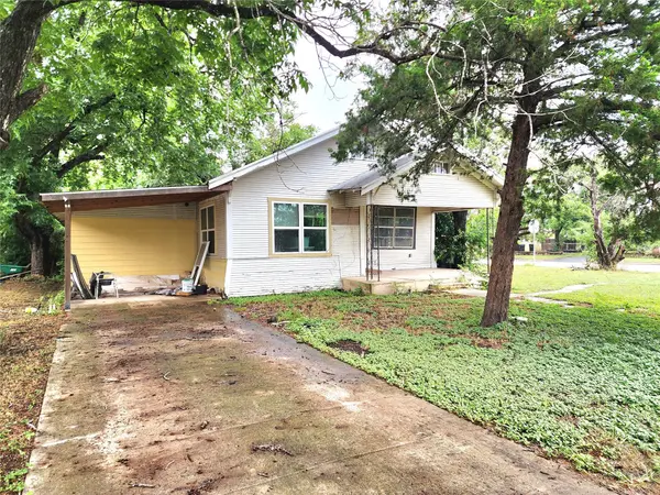 123 E Davis ST, Luling, TX 78648