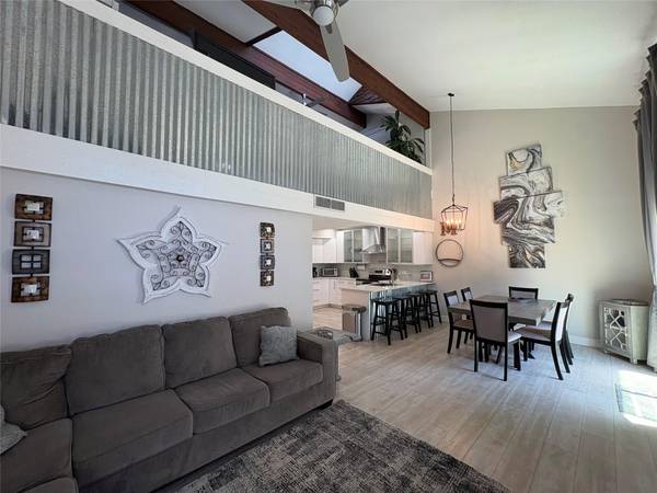 553 Demarett DR, Point Venture, TX 78645