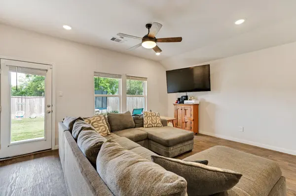 1321 Camden LN, Lockhart, TX 78644
