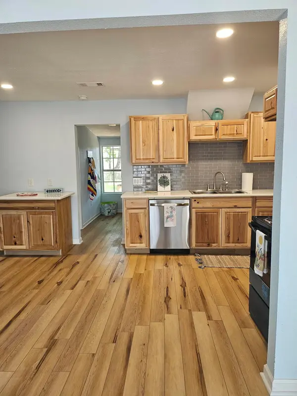 103 N Rhomberg ST, Burnet, TX 78611