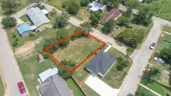 112 Field ST, Luling, TX 78648