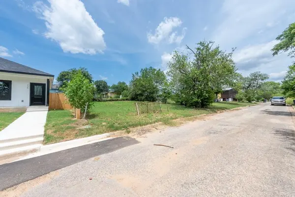 112 Field ST, Luling, TX 78648
