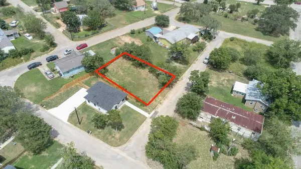112 Field ST, Luling, TX 78648