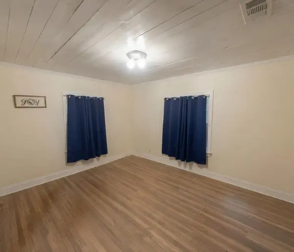 107 W 7th ST, Elgin, TX 78621