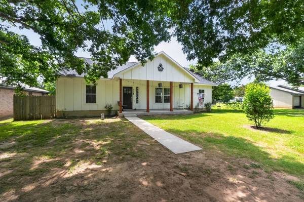 403 Lynch ST, Smithville, TX 78957