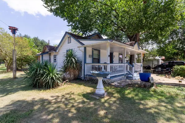 301 Holly Ave, Luling, TX 78648