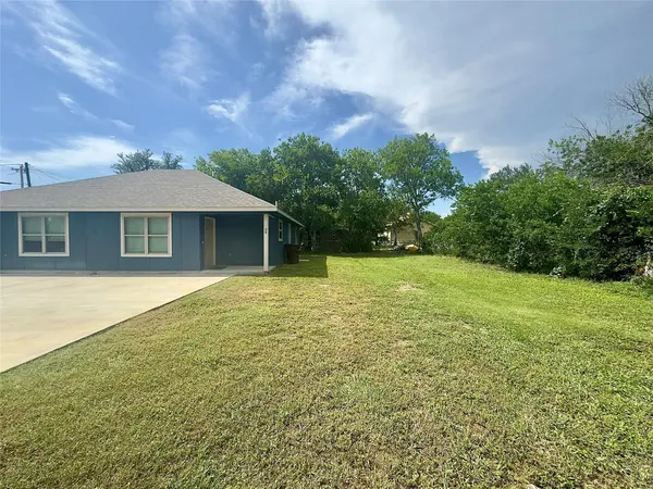 513 W China ST #B, Lockhart, TX 78644