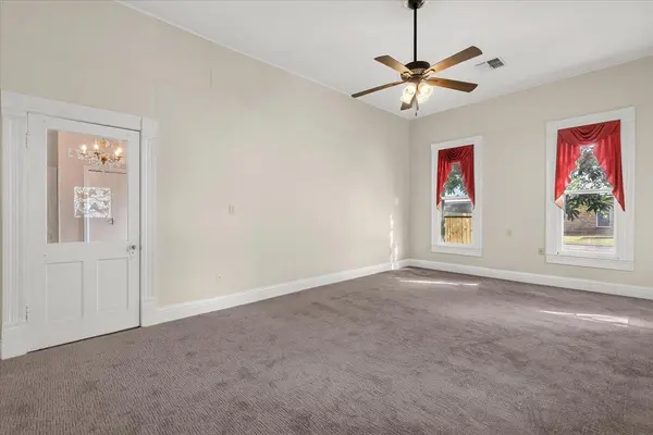 207 Hudgins ST, Smithville, TX 78957
