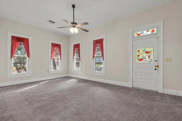 207 Hudgins ST, Smithville, TX 78957