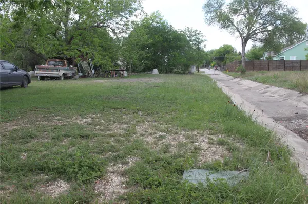 801 Tank ST, Lockhart, TX 78644