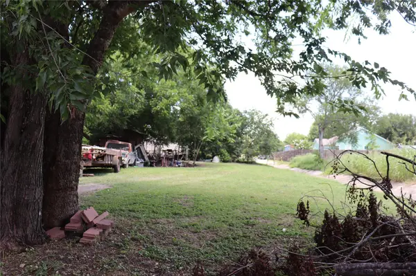 801 Tank ST, Lockhart, TX 78644