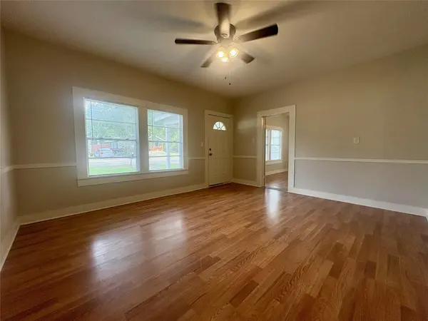 815 Lizzie ST, Taylor, TX 76574