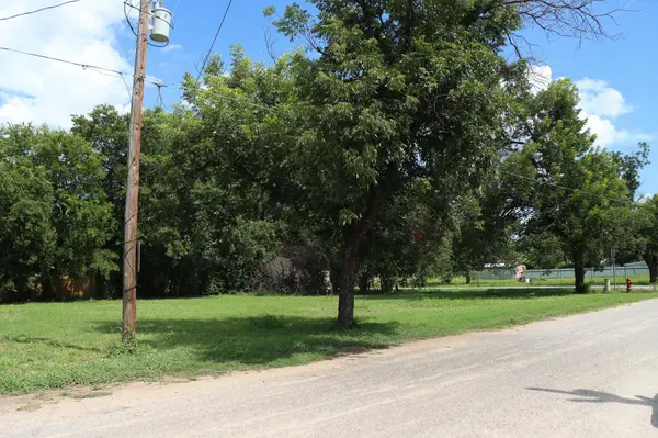 708 W Lewis ST, San Saba, TX 76877