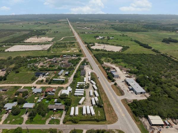 1691 Loop 17, Karnes City, TX 78118