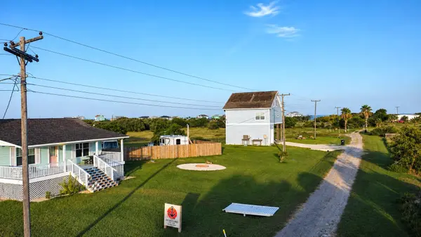52 Anchor LN, Seadrift, TX 77983