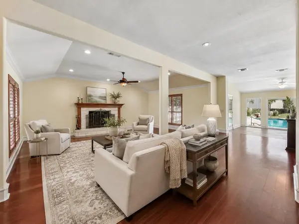1915 Oak Forest DR, Round Rock, TX 78681