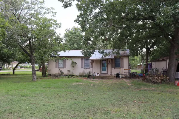 706 W Live Oak ST, Lockhart, TX 78644