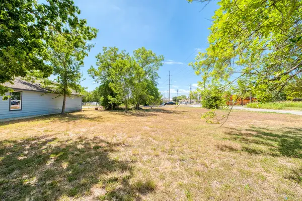 1003 Fifth ST, Lockhart, TX 78644