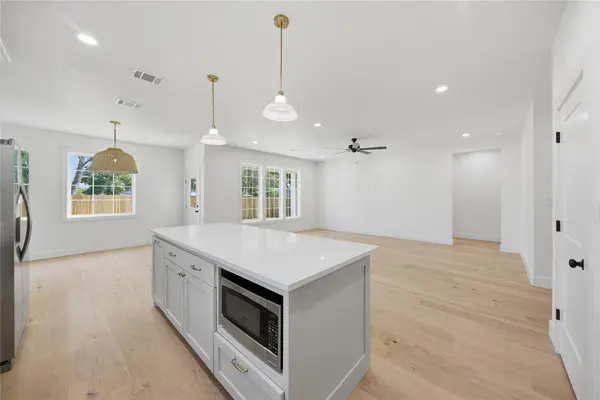 237 E Brenham ST, Giddings, TX 78942