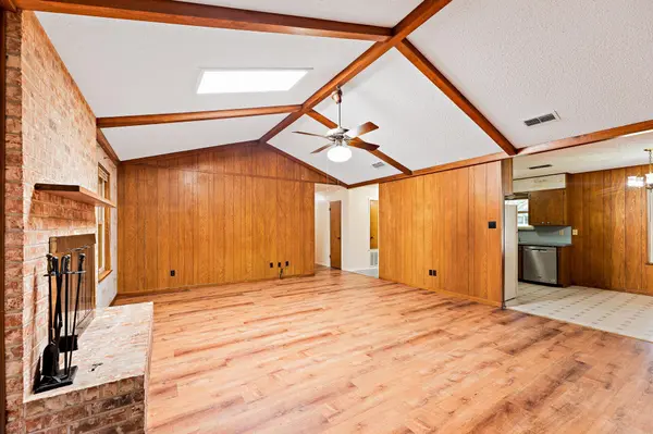 215 Memorial DR, Luling, TX 78648