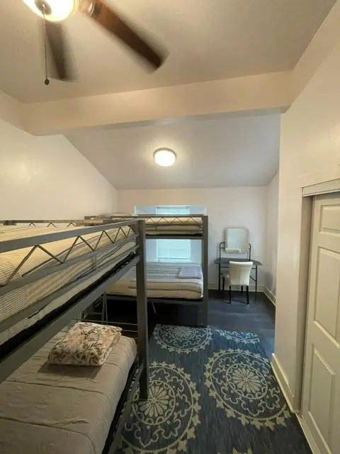 907 E 3rd ST, Austin, TX 78702