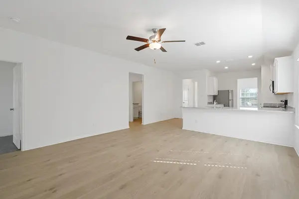 245 W Luna Blue LN, Jarrell, TX 76537