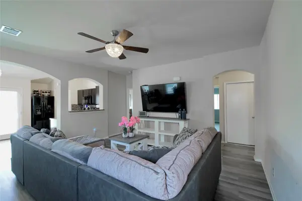 1041 Dumfries DR, Seguin, TX 78155