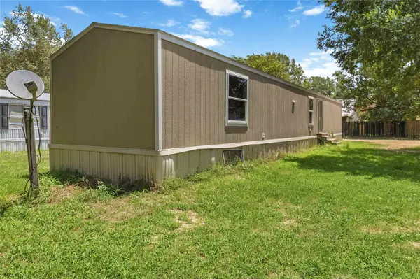 908 Turney LN, Smithville, TX 78957