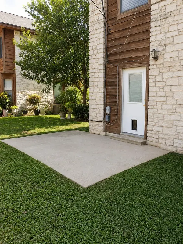 104 Leona ST, Lockhart, TX 78644
