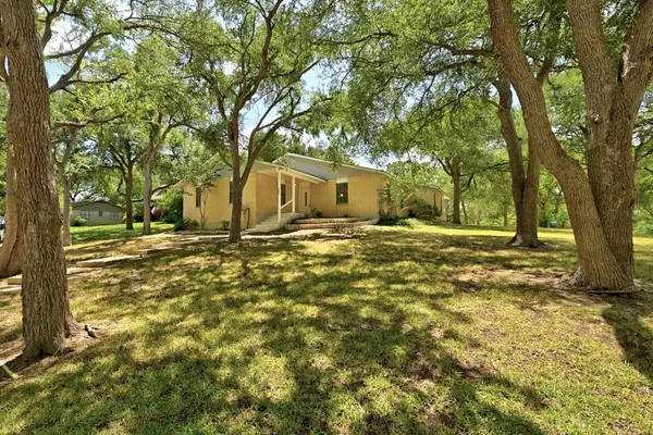 295 OAK CREEK CIR, Luling, TX 78648