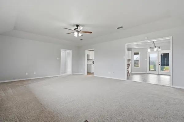 325 Meadow Valley LOOP, Jarrell, TX 76537
