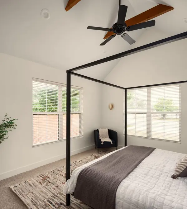 402 E Ash DR, Johnson City, TX 78636