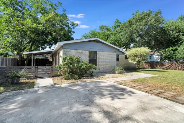 1130 Bois D'Arc St, Lockhart, TX 78644