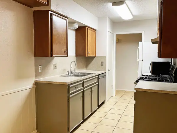 7000 Whispering Oaks DR, Austin, TX 78745