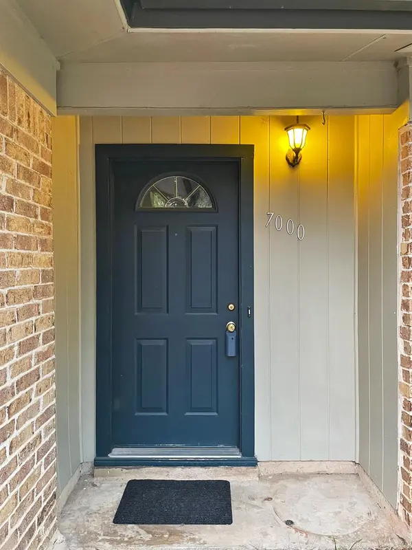 7000 Whispering Oaks DR, Austin, TX 78745