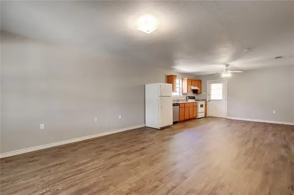 200 Hall DR #B, Elgin, TX 78621