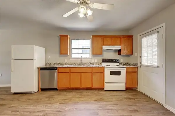 200 Hall DR #B, Elgin, TX 78621