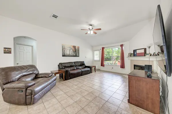 104 Edison DR, Hutto, TX 78634